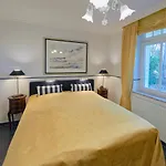Villa Jugendglueck - Gelbe Rose