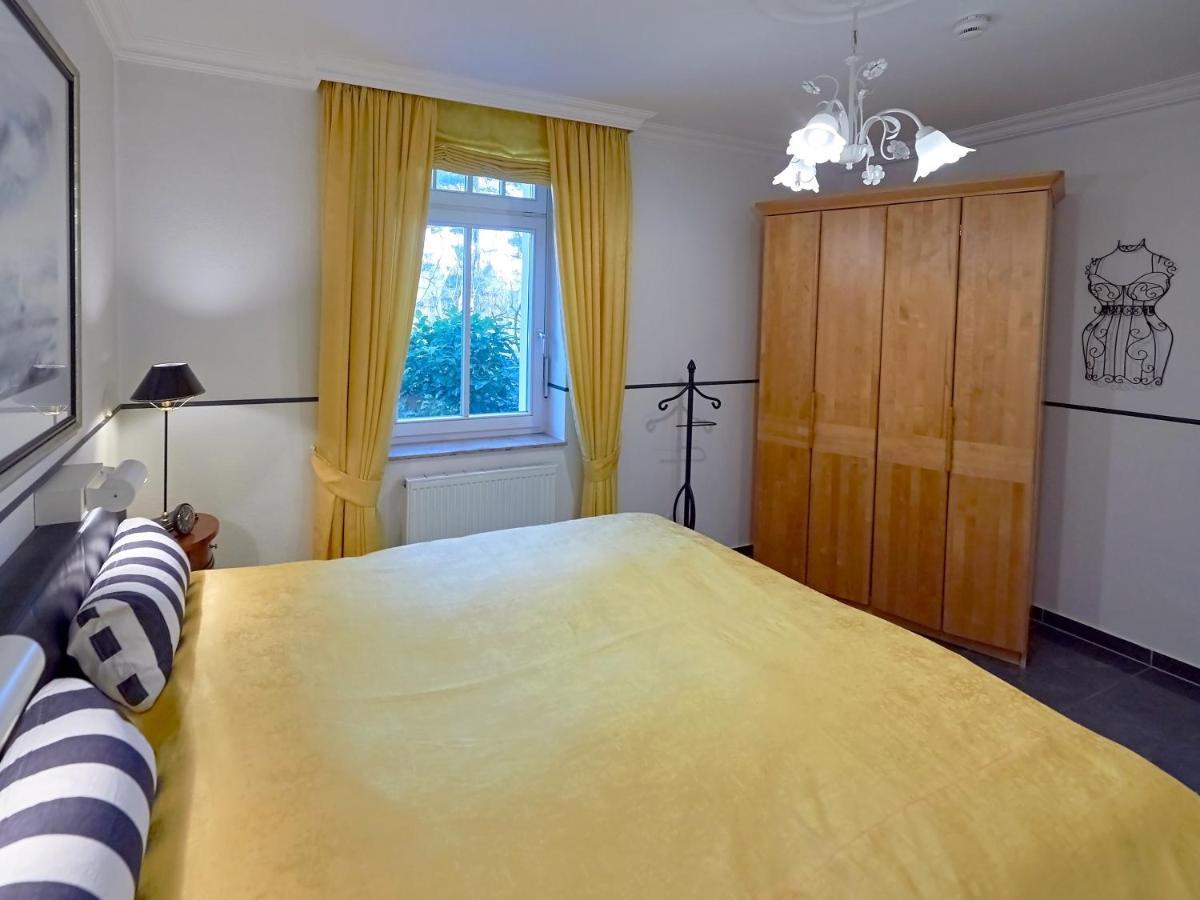 Jugendglueck - Gelbe Rose * Ostseebad Binz